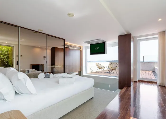 Skyline Retreat With Pool By Portugal Active 비아나도카스텔로