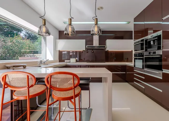 Skyline Retreat With Pool By Portugal Active 게스트하우스